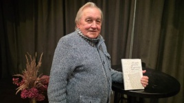 Laimonas Inis ir jo knyga, kurios viršelyjė aktoriaus ir poeto Kęstučio Genio dienoraščio faksimilė Vladimiro Beresniovo nuotrauka Laimonas Inis ir jo knyga, kurios viršelyjė aktoriaus ir poeto Kęstučio Genio dienoraščio faksimilė Vladimiro Beresniovo nuotrauka